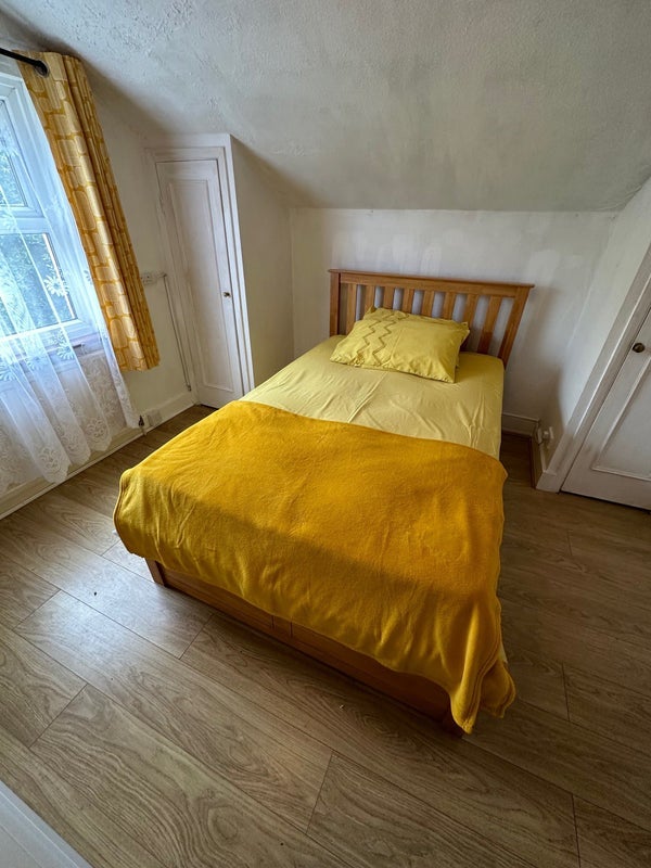 Room Rhodesia Road in Greater London