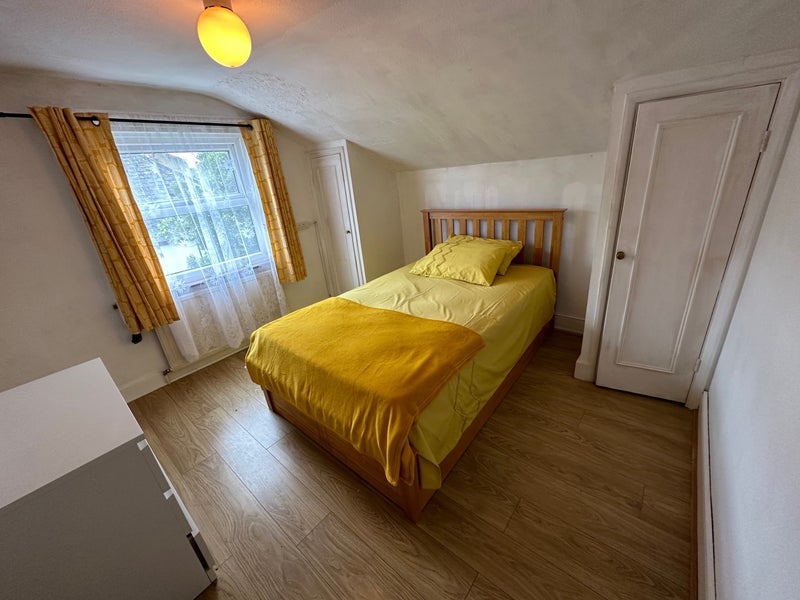 Room Rhodesia Road in Greater London