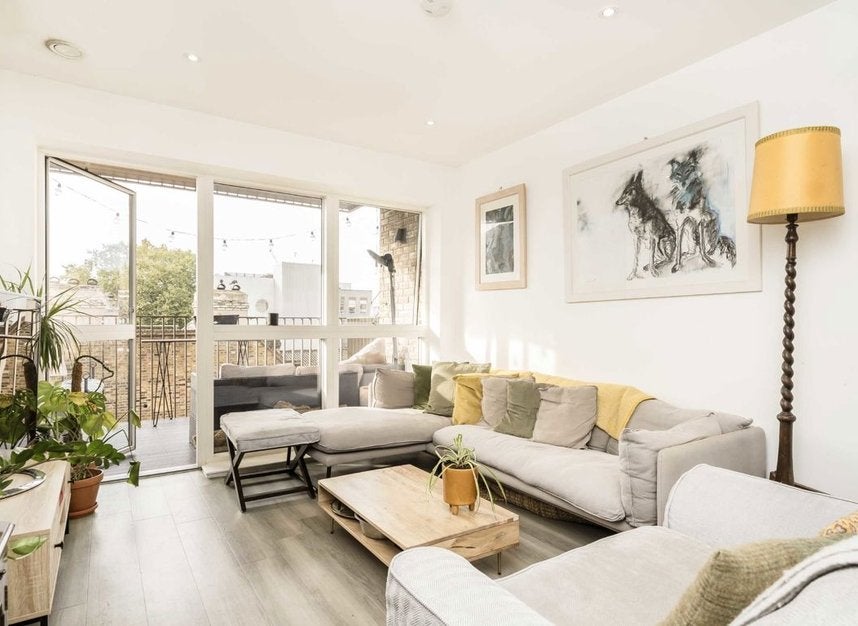 Flat Mare Street in Greater London