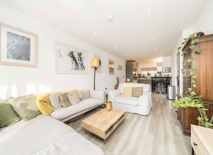 Flat Mare Street in Greater London