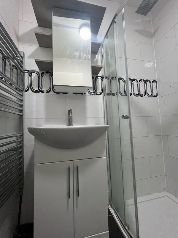 Room Frant Road in Greater London