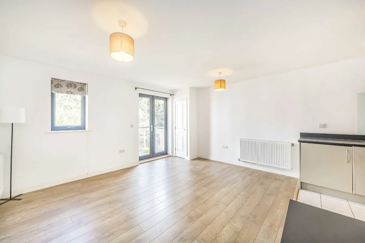 Flat Broadwater Road in Greater London