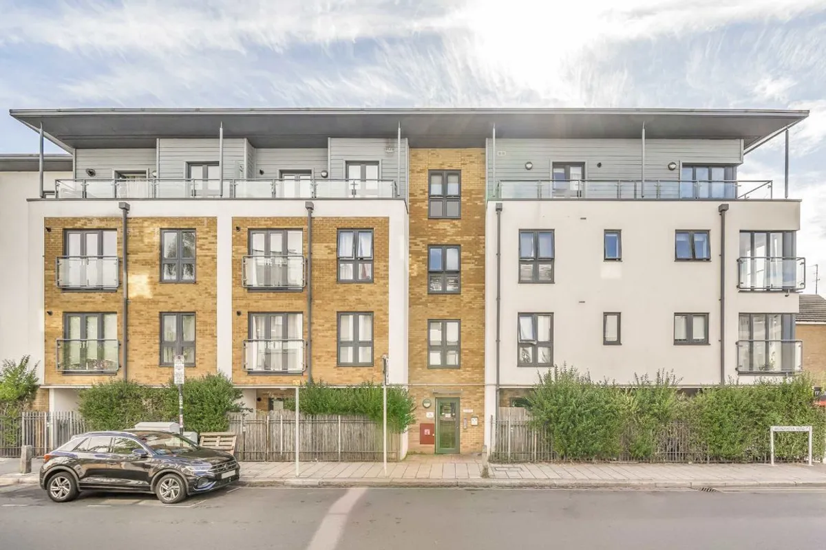 Flat Broadwater Road in Greater London
