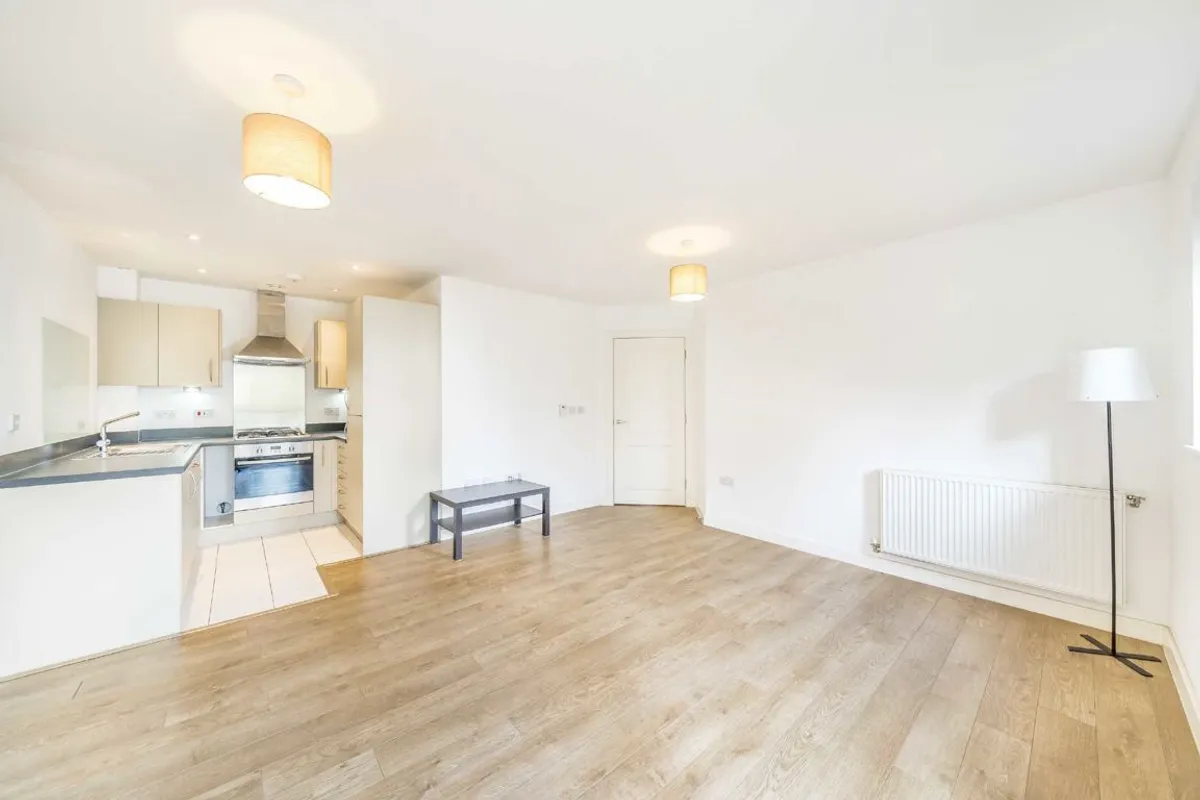 Flat Broadwater Road in Greater London