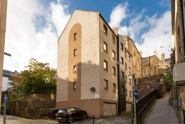 Flat Tron Square in City of Edinburgh