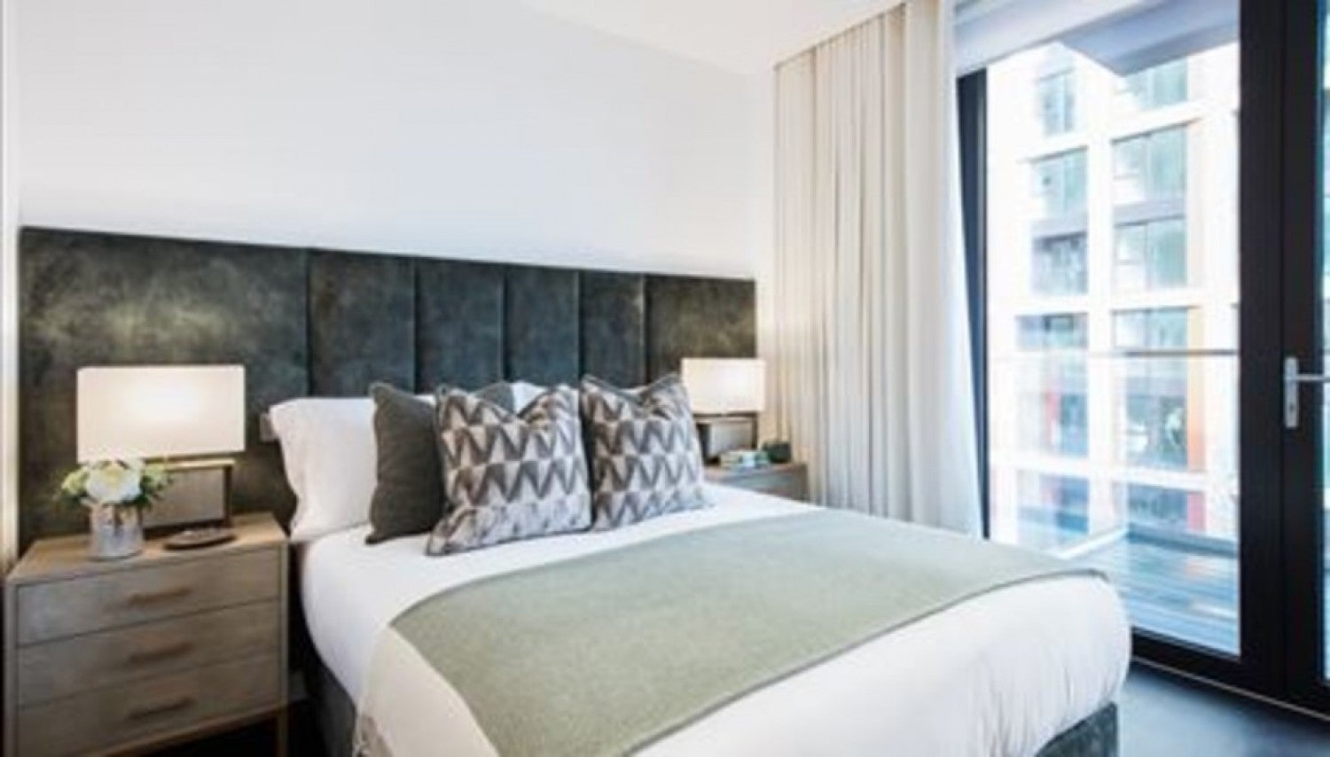 Flat Ponton Road in Greater London