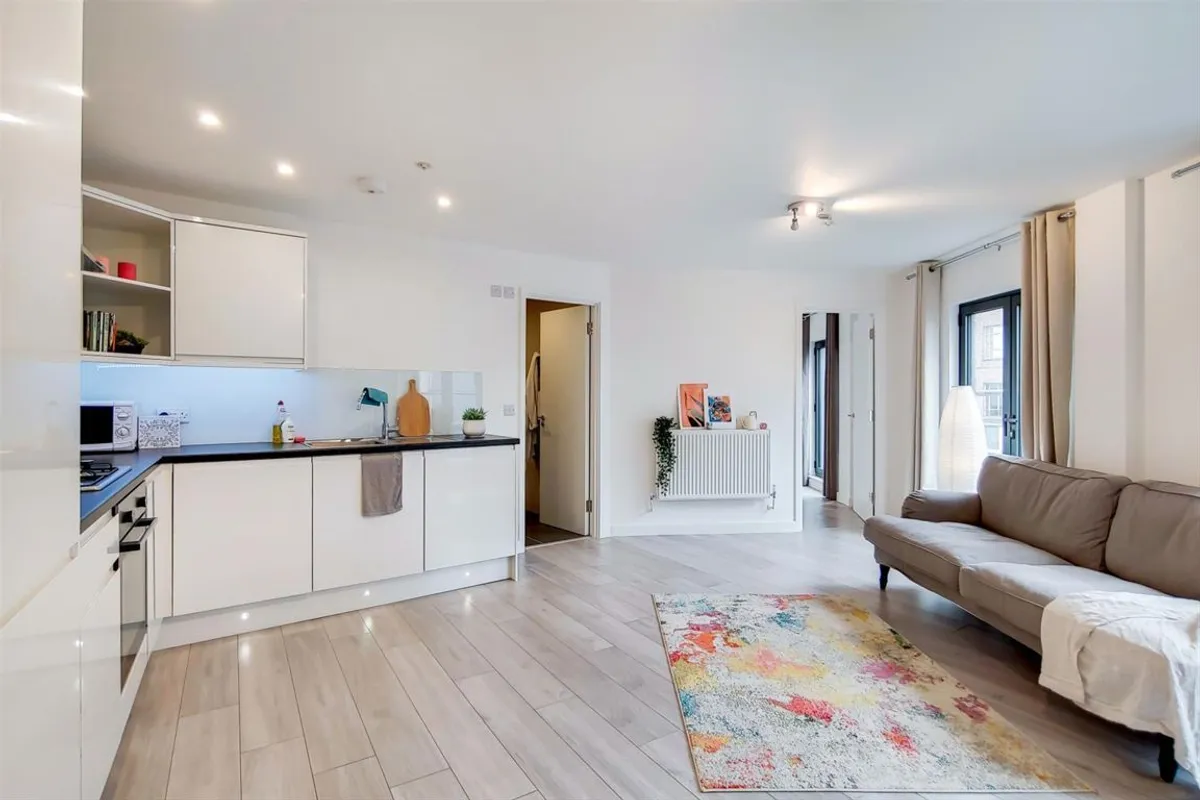 Flat Clarence Street in Greater London