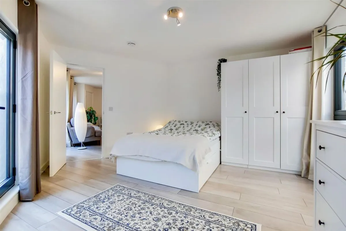 Flat Clarence Street in Greater London