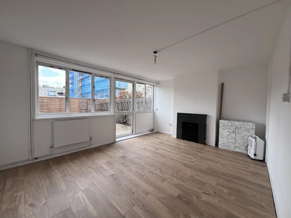 Flat Smithy Street in Greater London