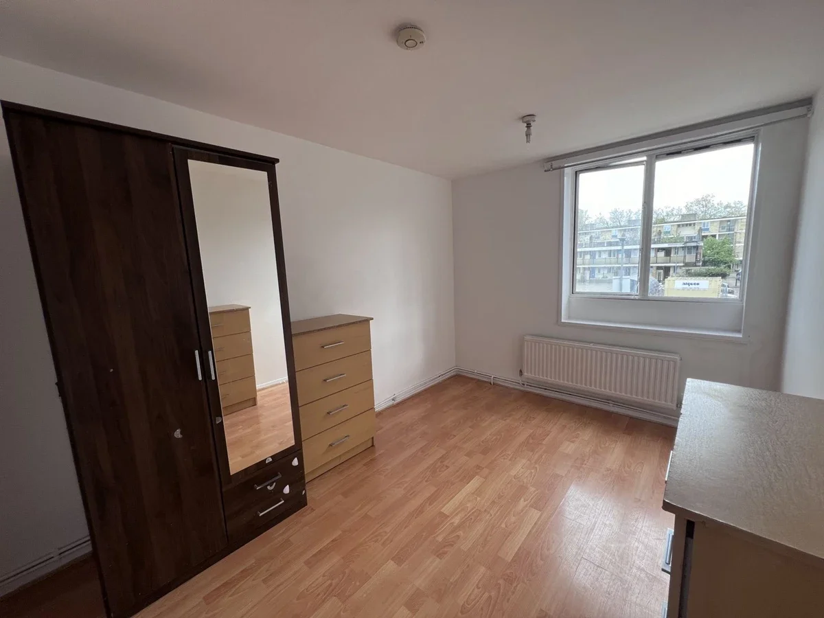 Flat Smithy Street in Greater London