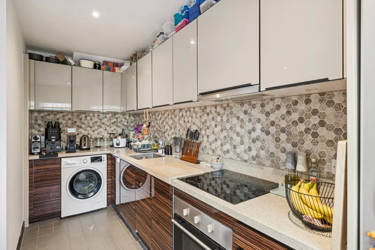 Flat Sovereign Close in Greater London