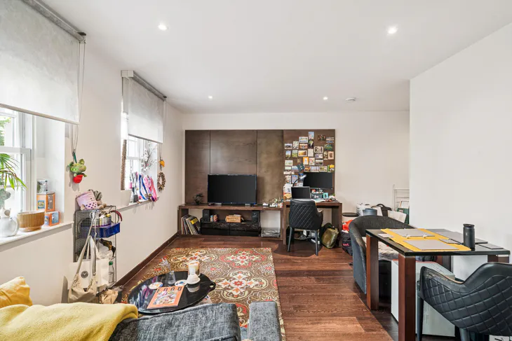 Flat Sovereign Close in Greater London