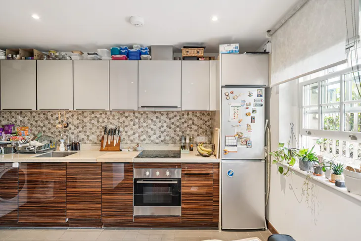 Flat Sovereign Close in Greater London