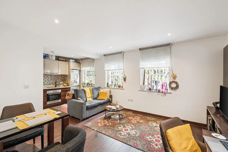 Flat Sovereign Close in Greater London