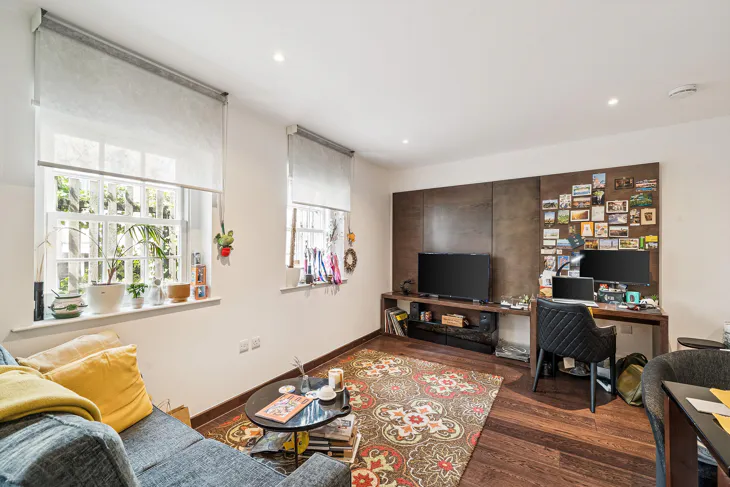 Flat Sovereign Close in Greater London