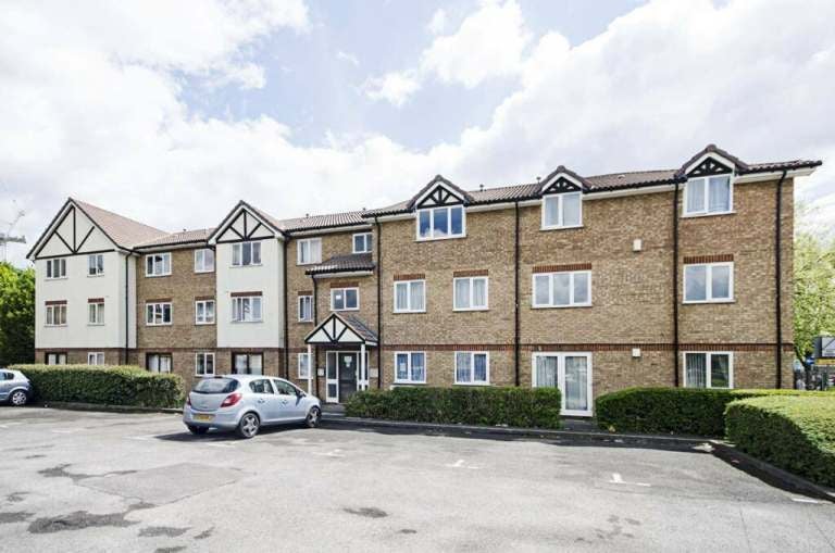 Flat Raven Close in Greater London