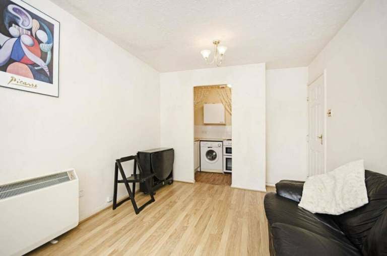 Flat Raven Close in Greater London