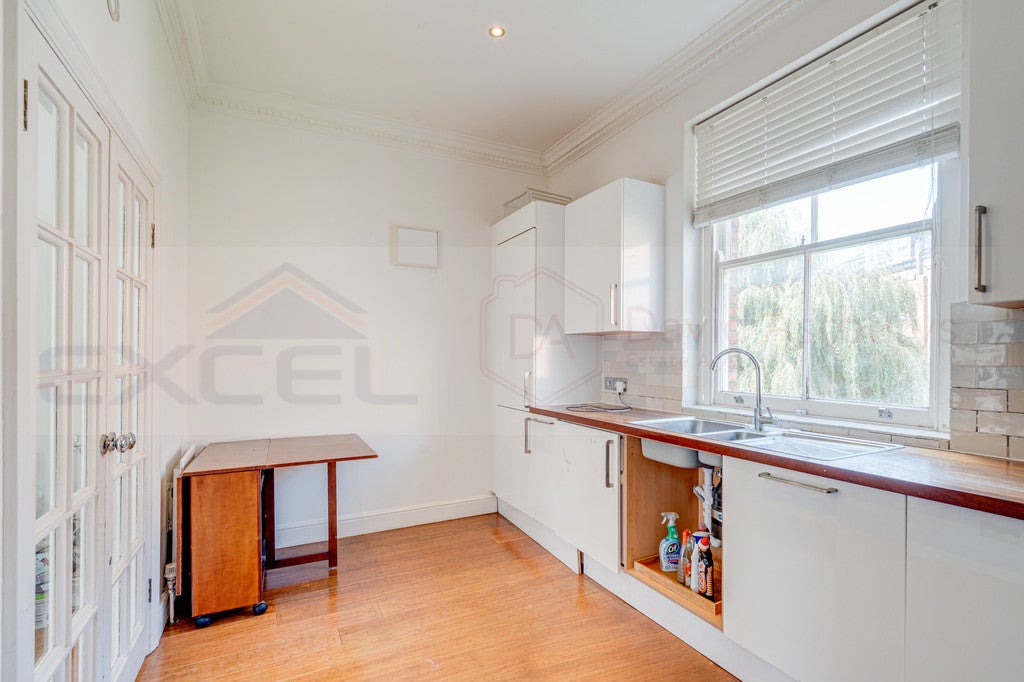 Flat Greencroft Gardens in Greater London