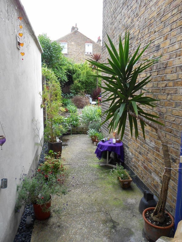 Flat Arodene Road in Greater London