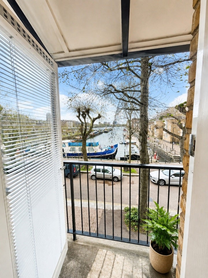 Room Randall Rents in Greater London