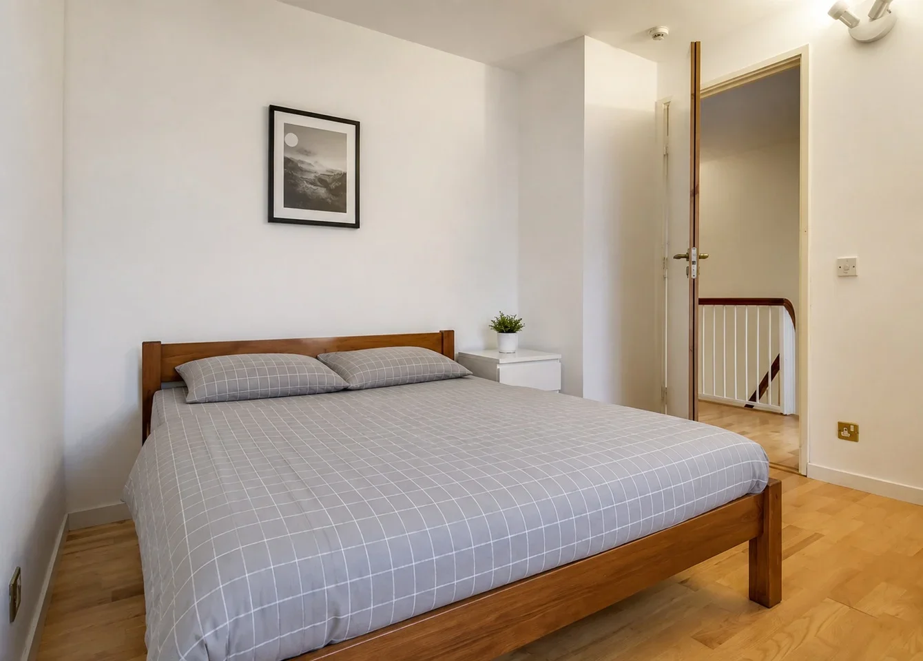 Room Randall Rents in Greater London