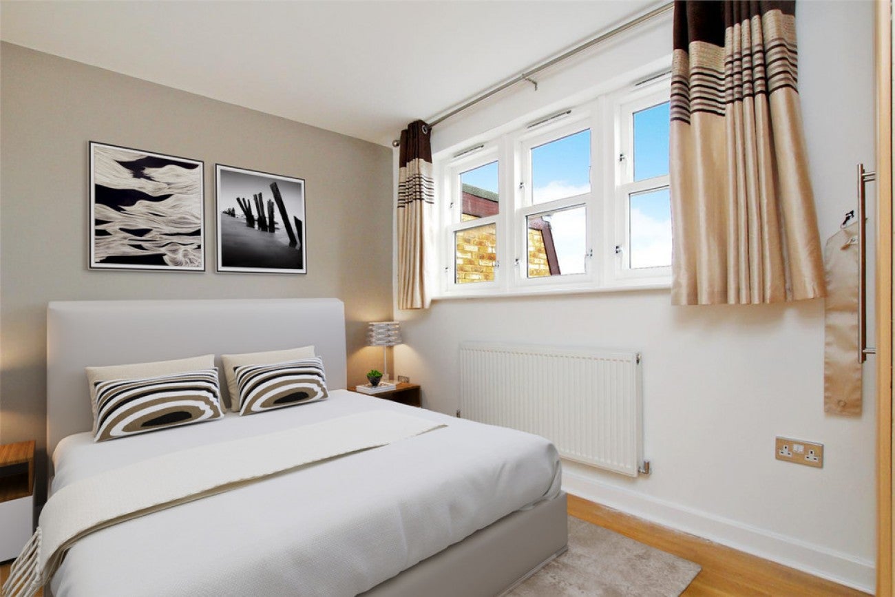 Flat Commercial Road in Greater London