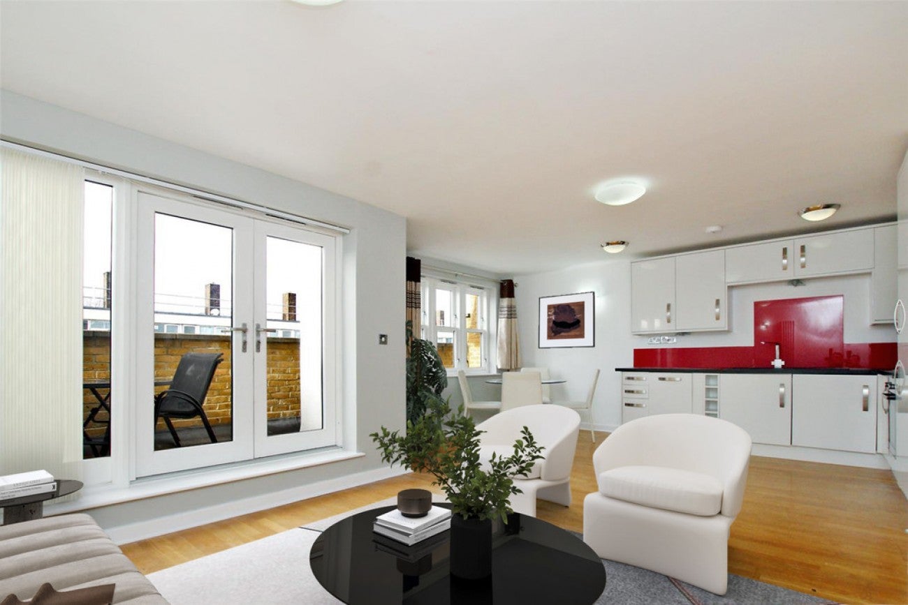 Flat Commercial Road in Greater London