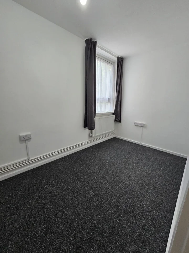 Flat Abbott Road in Greater London