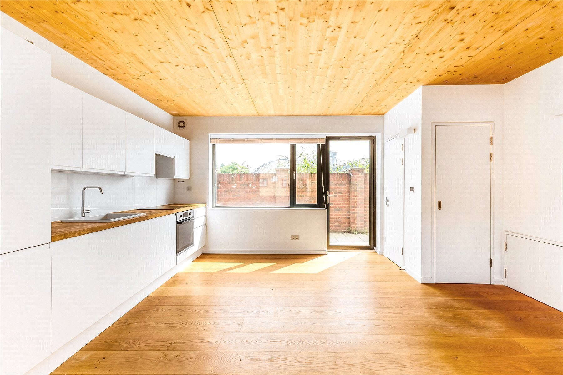 Flat Chobham Road in Greater London
