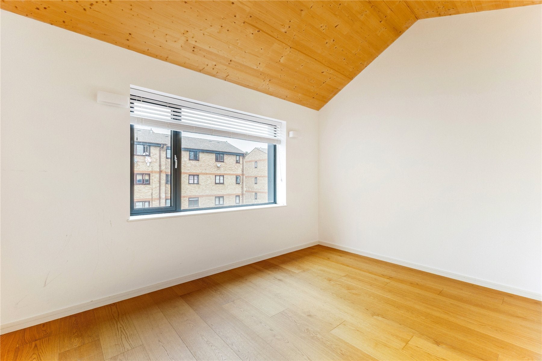 Flat Chobham Road in Greater London