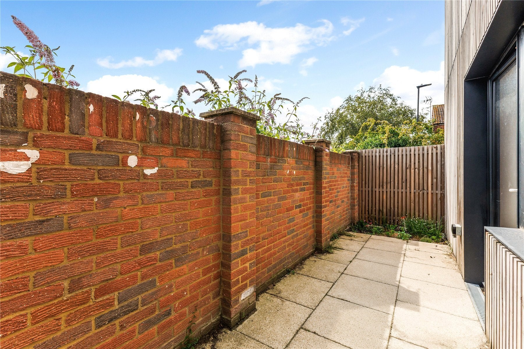 Flat Chobham Road in Greater London