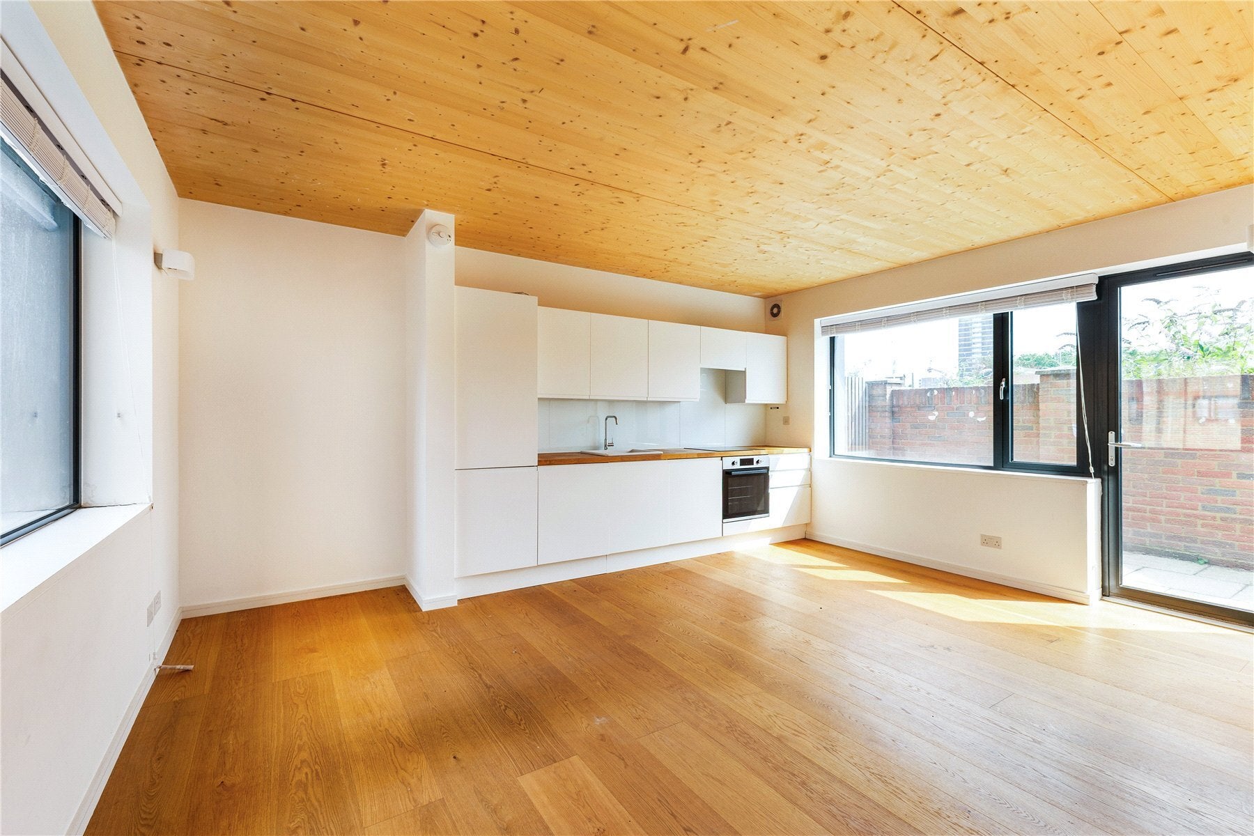 Flat Chobham Road in Greater London