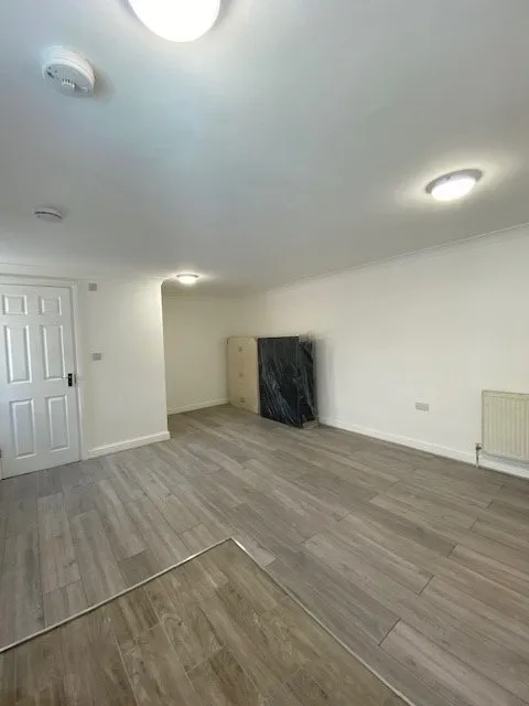 Flat Oakwood Avenue in Greater London