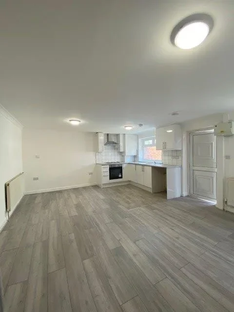 Flat Oakwood Avenue in Greater London