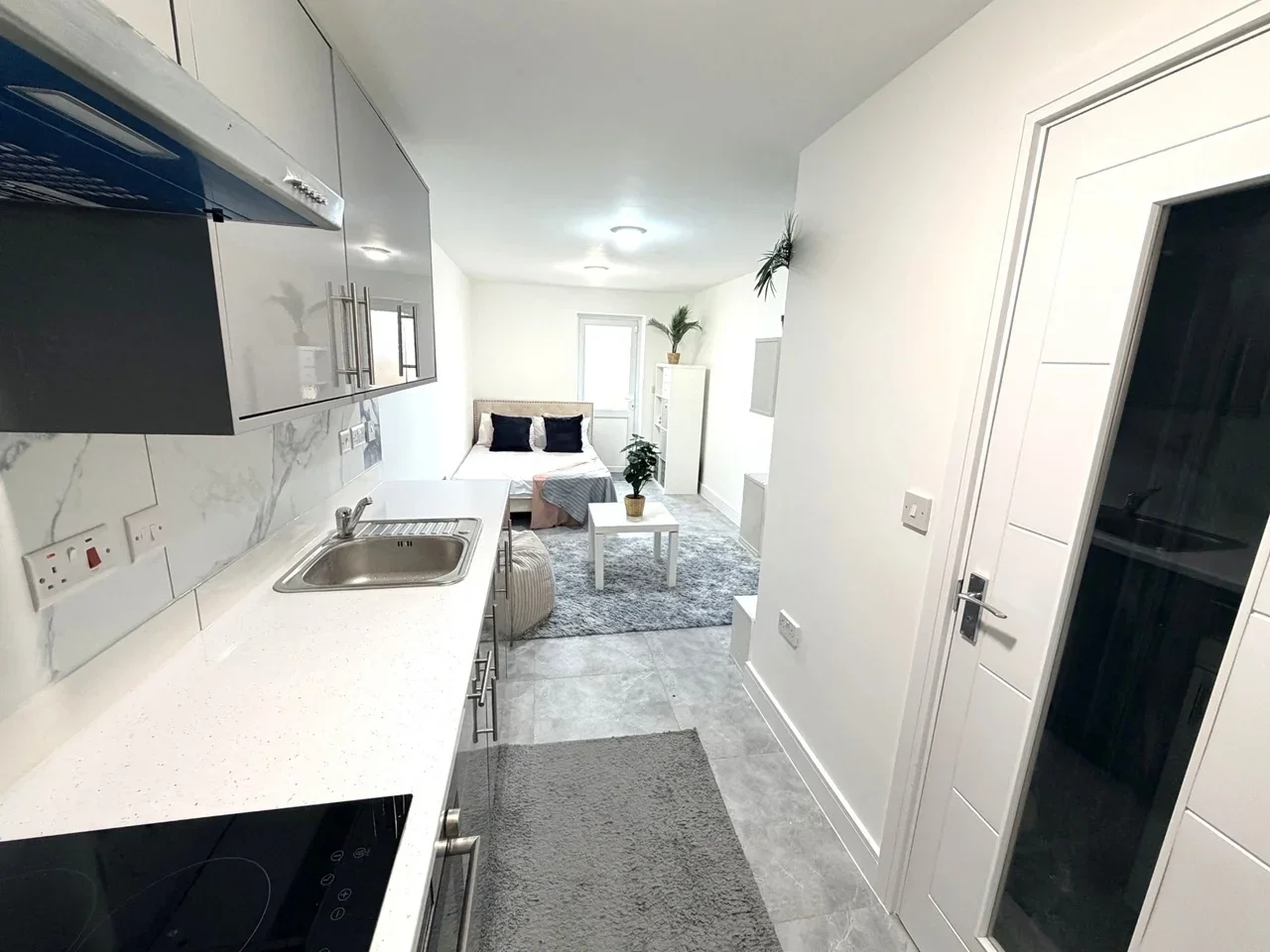 Flat Hinton Avenue in Greater London