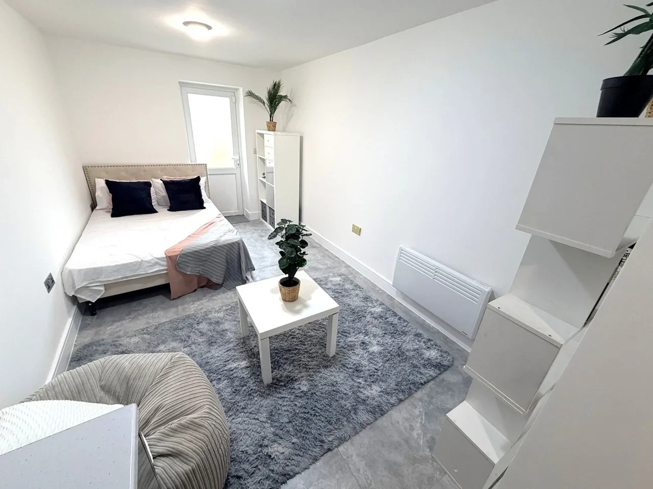 Flat Hinton Avenue in Greater London