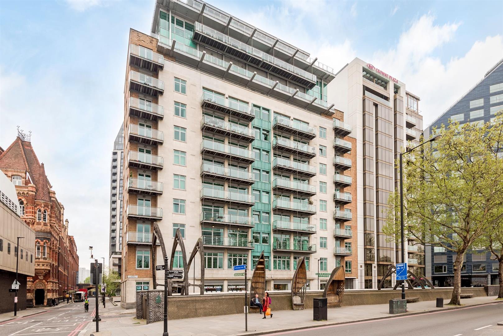 Flat Albert Embankment in Greater London