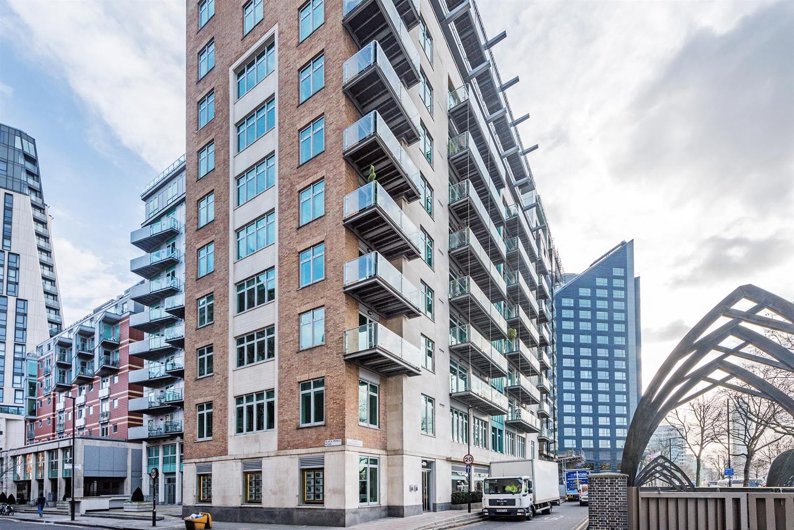 Flat Albert Embankment in Greater London