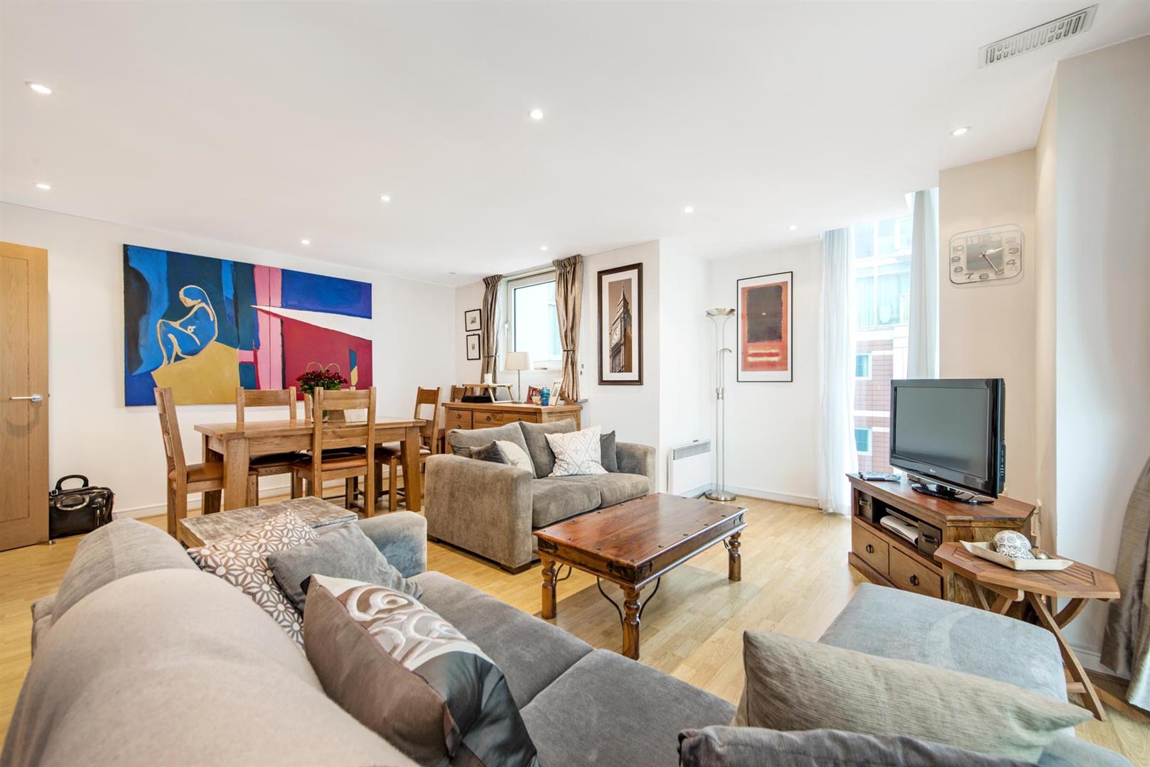 Flat Albert Embankment in Greater London