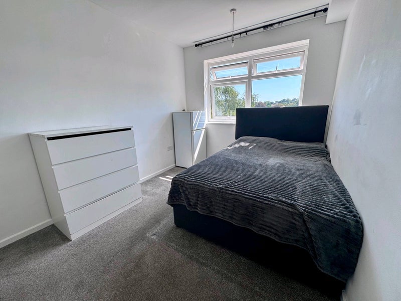 Room Bromley Road in Greater London