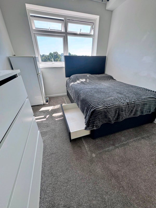 Room Bromley Road in Greater London