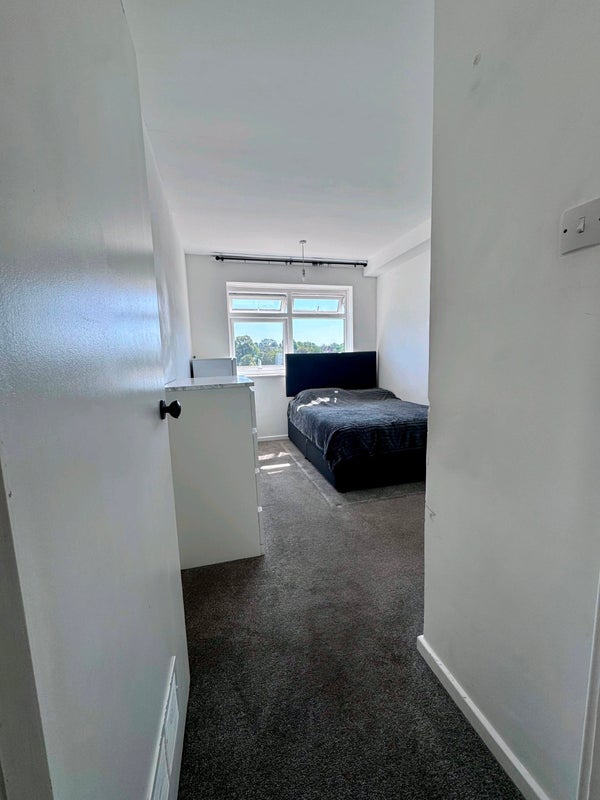 Room Bromley Road in Greater London