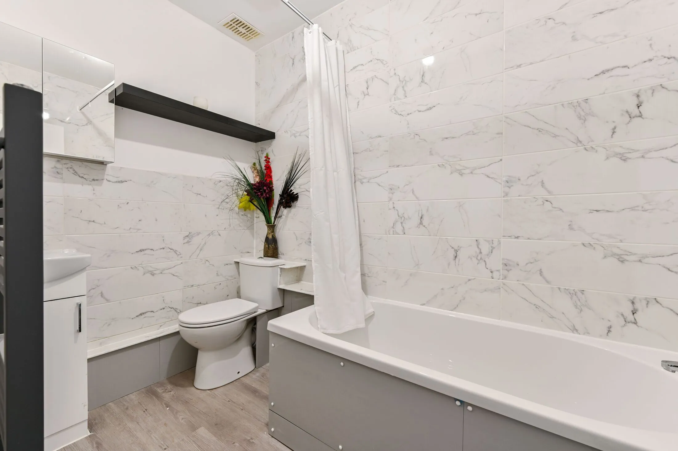 Flat Vant Road in Greater London