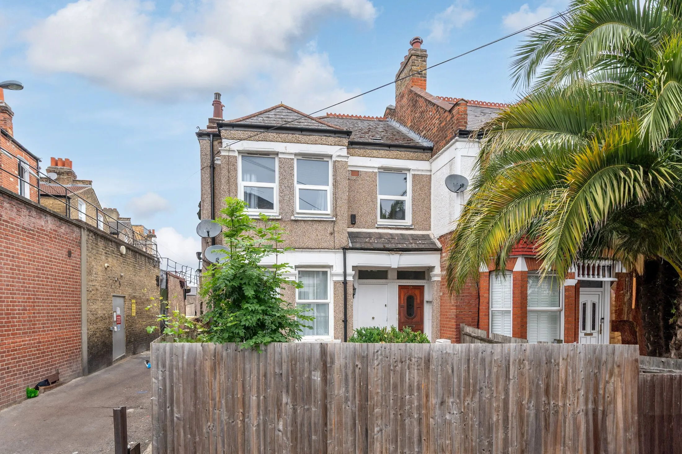 Flat Vant Road in Greater London