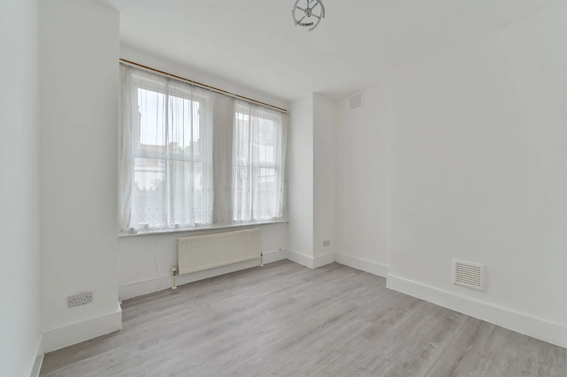 Flat Vant Road in Greater London