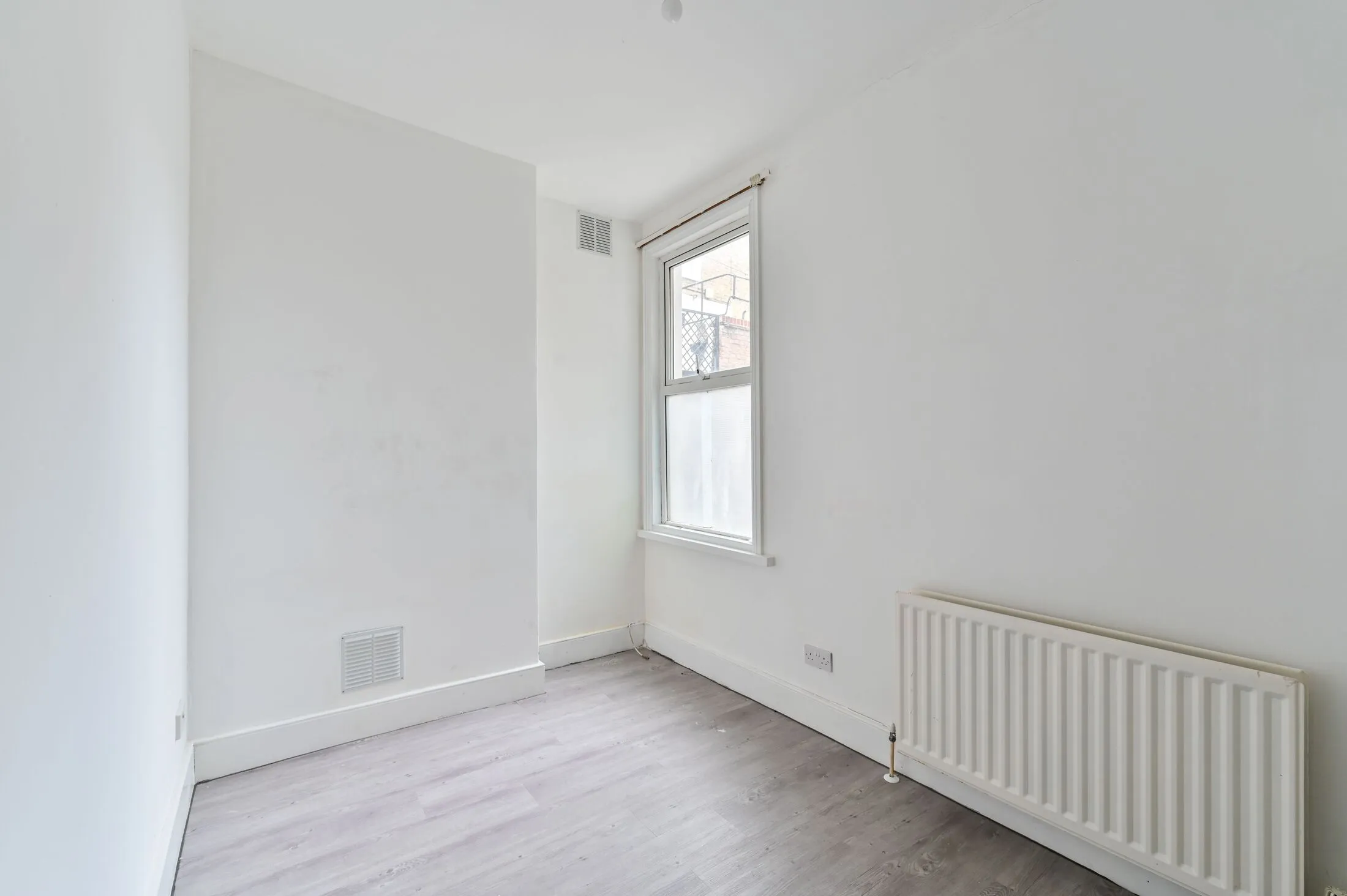 Flat Vant Road in Greater London