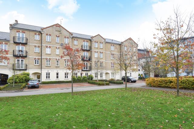 Flat Coxhill Way in Aylesbury