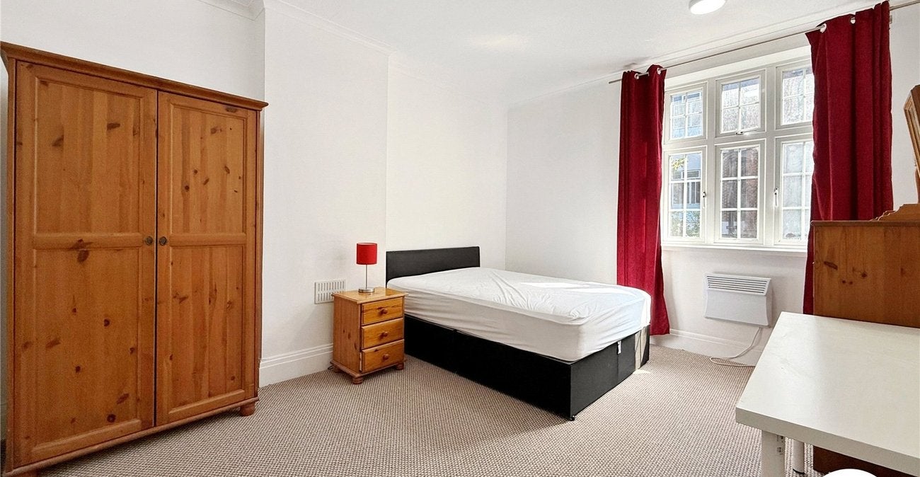 Flat Well Hall Road in Greater London
