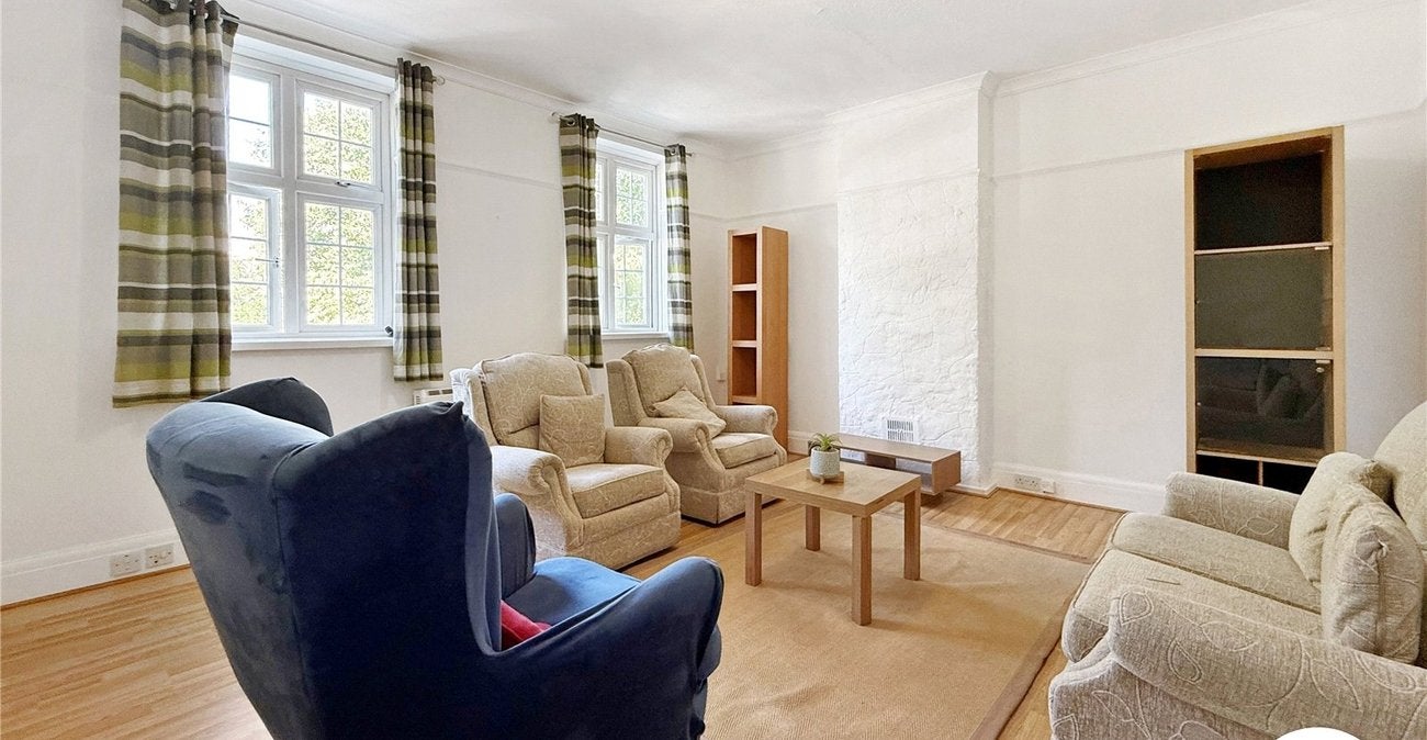 Flat Well Hall Road in Greater London