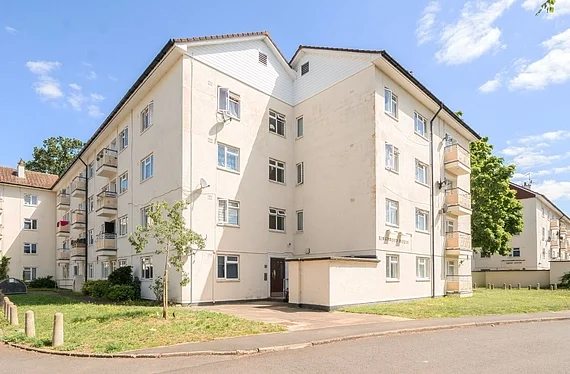 Flat Kingsnympton Park Estate in Greater London